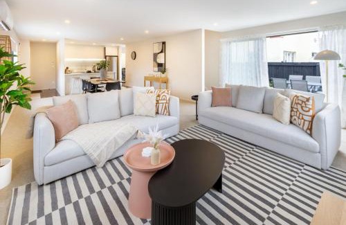 Upper Riccarton Apartment | Church Corner, Parking and Large Living Area