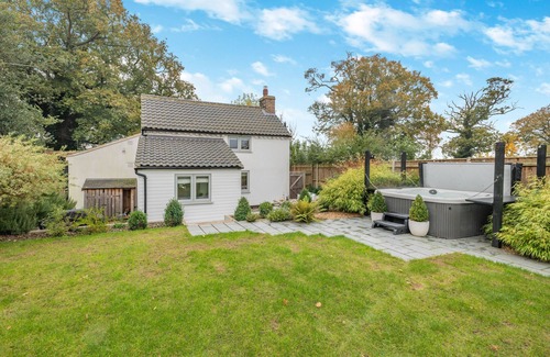 Hopton House | Church Cottage - Norton Subcourse