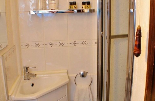 Chesterfield Bed & Breakfast | Church Villa B&B