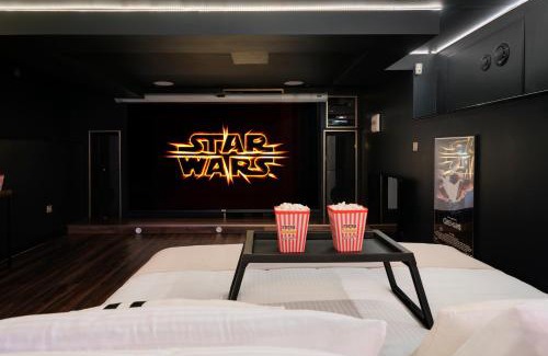 Plateau de Haye Apartment | Cinema Room haut de gamme avec balnéothérapie