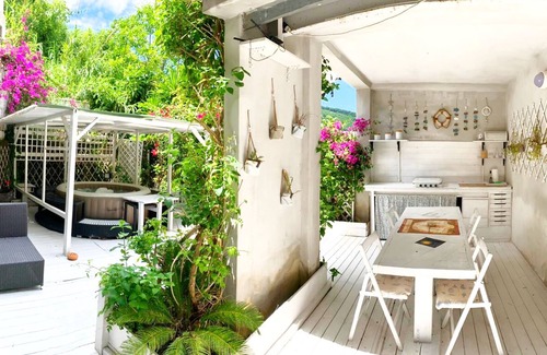 San Felice Circeo Apartment | Circeii, apartment with bedroom, living room and exterior with bathtub