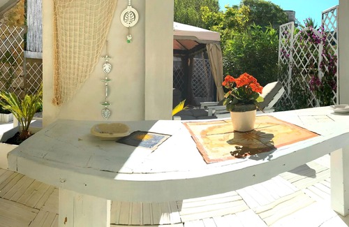 San Felice Circeo Apartment | Circeii, apartment with bedroom, living room and exterior with bathtub