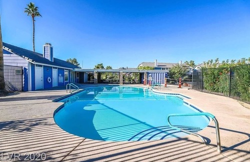 Whitney Condo | Circle duck