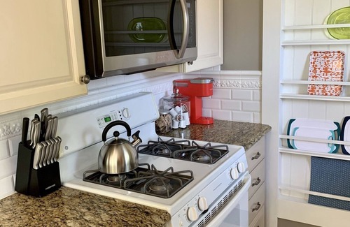 Old Towne Cottage | Citrus Cottage in Old Town Orange near Chapman U & Disneyland