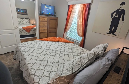 Deltona Lakes Cabin | Citrus Lodge. 70" TV.Full kitchen, Private Patio, Quiet area, 2 Car Free Parking