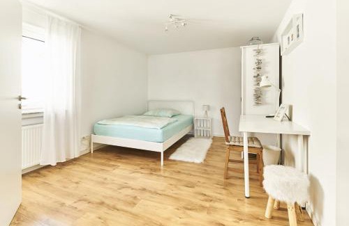 Rutesheim Apartment | City Apartment Hasenheide - Wohnung mit 3 Schlafzimmern und Balkon mit Landschaftsblick