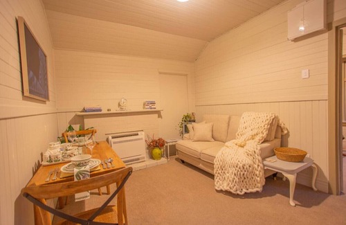 Christchurch Villa | City Break Cottage for couples 27 mins CHC Airport