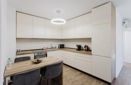Resita Apartment | City Center Accommodation 211