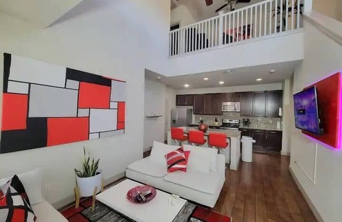 Memorial House | City Center Modern 3-Level Home with Pool