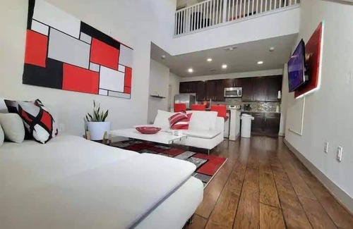 Memorial House | City Center Modern 3-Level Home with Pool