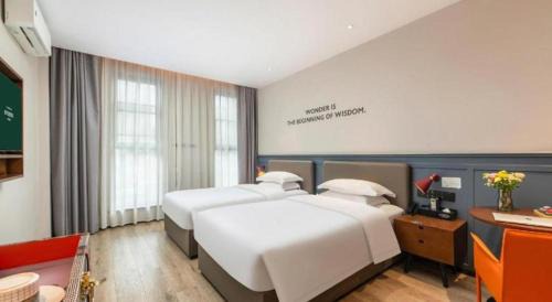 Yufeng District Hotel | City Comfort Premier Hotel Liuzhou Wuxing Pedestrian Street Jinggu Building