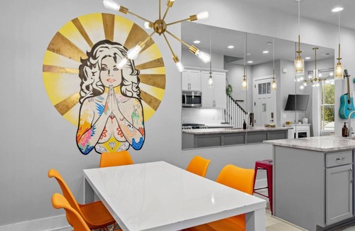 Hadley - Washington Condo | City Dreams|Broadway|Designer|Bachelorette|Couples|Friends|Girl Trips