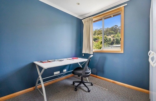 Lindisfarne House | City Lights Getaway 6km to the city! Sleeps 10.
