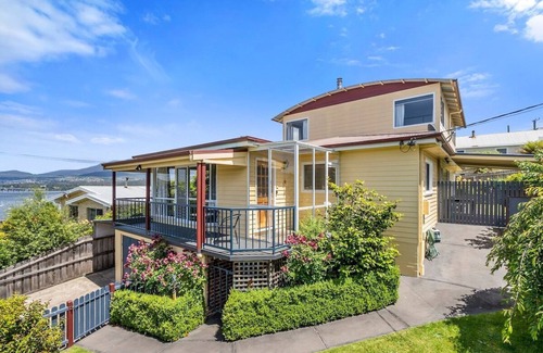 Lindisfarne House | City Lights Getaway 6km to the city! Sleeps 10.
