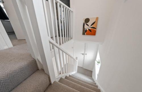 Hillingdon House | City Nest Service Accommodation HEATHROW Beautiful Spacious Home 5 min drive to Heathrow Airport Great transport links to Central London FREE PARKING!