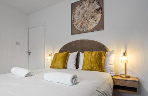 Hillingdon House | City Nest Service Accommodation HEATHROW Beautiful Spacious Home 5 min drive to Heathrow Airport Great transport links to Central London FREE PARKING!