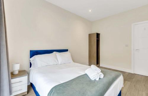 Sutton Apartment | City Service Lets - New London Village 2-bed Excellent transport links to London with parking