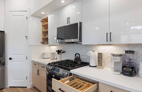 Northside House | City Stay Couples, Creators, and Cozy Hub in HTX