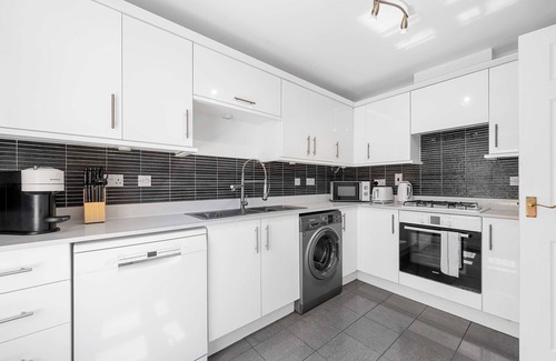 Kearsley House | City SuperHost | Pendlebury House Free Parking