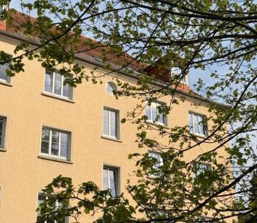 Mickten House | City View Apartment - WiFi - Netflix - Airport Shuttle