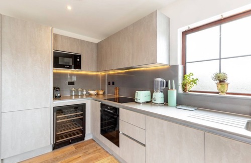 Shadwell Apartment | City View Spacious 2 Bedroom Penthouse