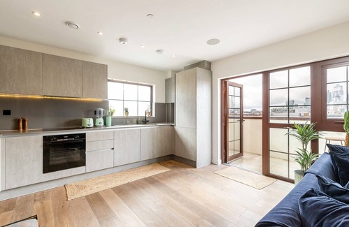 Shadwell Apartment | City View Spacious 2 Bedroom Penthouse