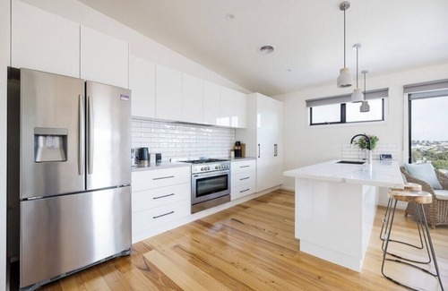 Warrnambool House | City Views on Williams. Luxurious Townhouse with free Wifi & Netflix
