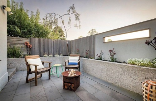 Warrnambool House | City Views on Williams. Luxurious Townhouse with free Wifi & Netflix