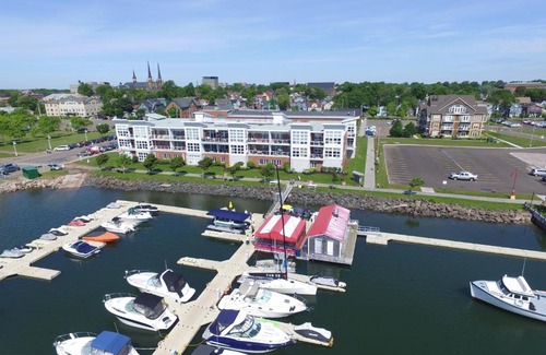 Queens Square Apartment | CITY WATER FRONT CONDO, SPA & MARINA!