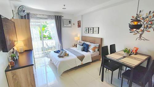 Jaro Apartment | CityCondo, 2nd Fl, 30 sqm, near CPU, balcony and parkview, Netflix, free parking