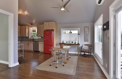Clarksville Apartment | Cityscape Cottage, Best View of Downtown, 5 min. walk, Close to ACL and SXSW
