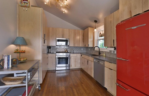 Clarksville Apartment | Cityscape Cottage, Best View of Downtown, 5 min. walk, Close to ACL and SXSW