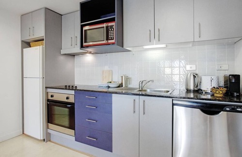 Grafton Apartment | Cityscape Delight with Skyline View | Free Parking