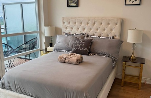 Downtown Toronto Hotel | Cityscape Luxury 1-bedroom