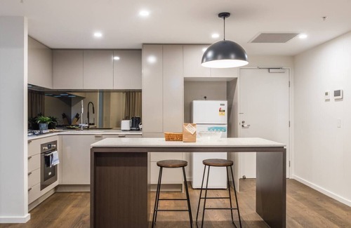 Woolloongabba Apartment | Cityscape Serenity with Pool near Gabba and CBD