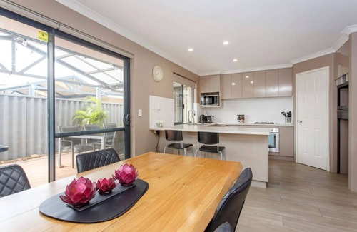 Cannington Villa | Civic Garden Villa close to Westfield Shopping Centre
