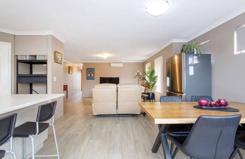 Cannington Villa | Civic Garden Villa close to Westfield Shopping Centre