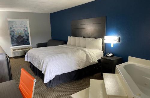 Warren Hotel | Clairmont Inn & Suites - Warren