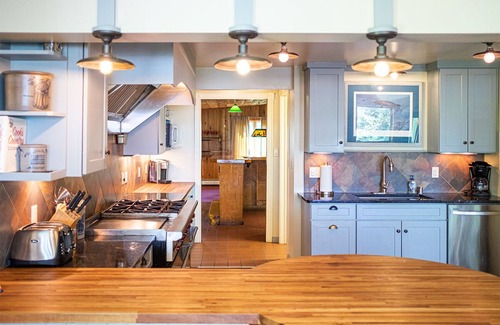 Clam Lake House | Clam Lake Lodge & Wapiti Cabin