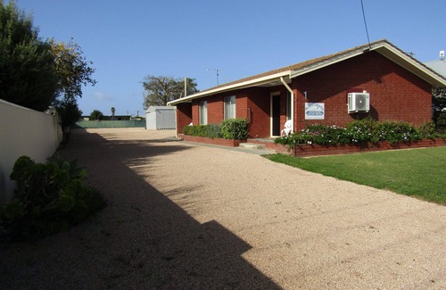 Melville Apartment | Clan Ranald Unit 1 ~ Short walk to all amenities! UNLIMITED FREE WI-FI!