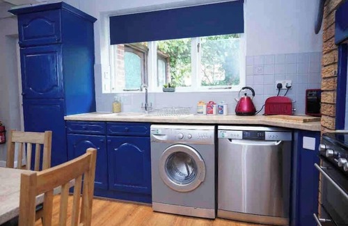 Hinckley House | Clarendon 3 Bed Bungalow Parking & Wifi Business and Leisure