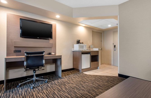 Brandon Hotel | Clarion Hotel & Suites