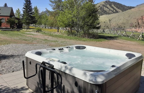 Salmon Apartment | Clark Cabin, Greyhouse Inn Vacation Rentals