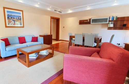 Mexilhoeira da Carregacao Apartment | Classic 2BDR Apartment Near Beach by LovelyStay