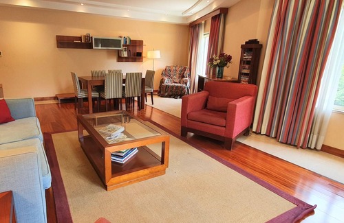 Mexilhoeira da Carregacao Apartment | Classic 2BDR Apartment Near Beach by LovelyStay