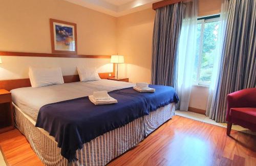 Mexilhoeira da Carregacao Apartment | Classic 2BDR Apartment Near Beach by LovelyStay