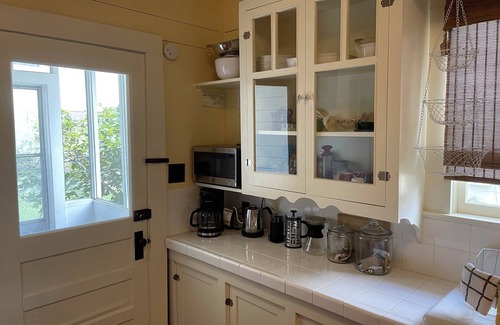 Breaux Bridge Cottage | Classic Cajun Cottage on Bayou Teche - 1 & 1/2 miles from Downtown Breaux Bridge