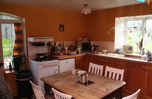 Llandybie Cottage | Classic Cottage Shared Bathroom with Garden View at Glynhir Mansion