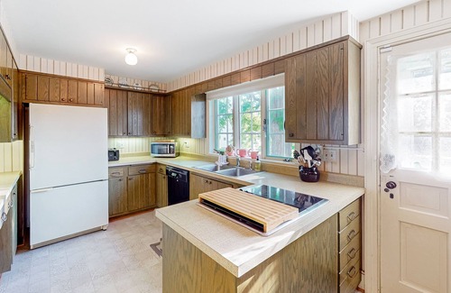 Town of Benton House | Classic country retreat with a game room, bar, expansive outdoor space, & grill