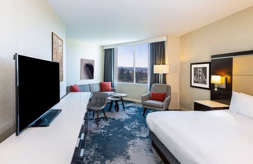 Redwood Shores Hotel | Classic King Room at Grand Bay San Francisco Hotel, Pet-friendly Property w/Pool